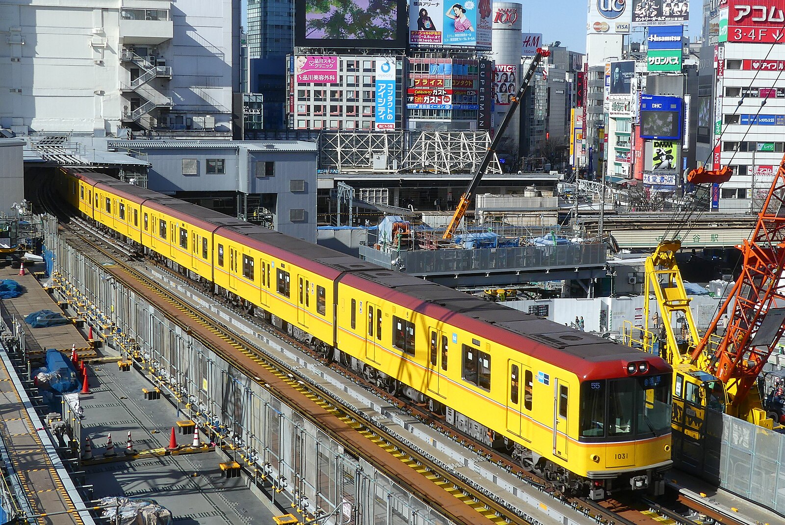 A Tokyo Metro Ginza Line train at a station platform.